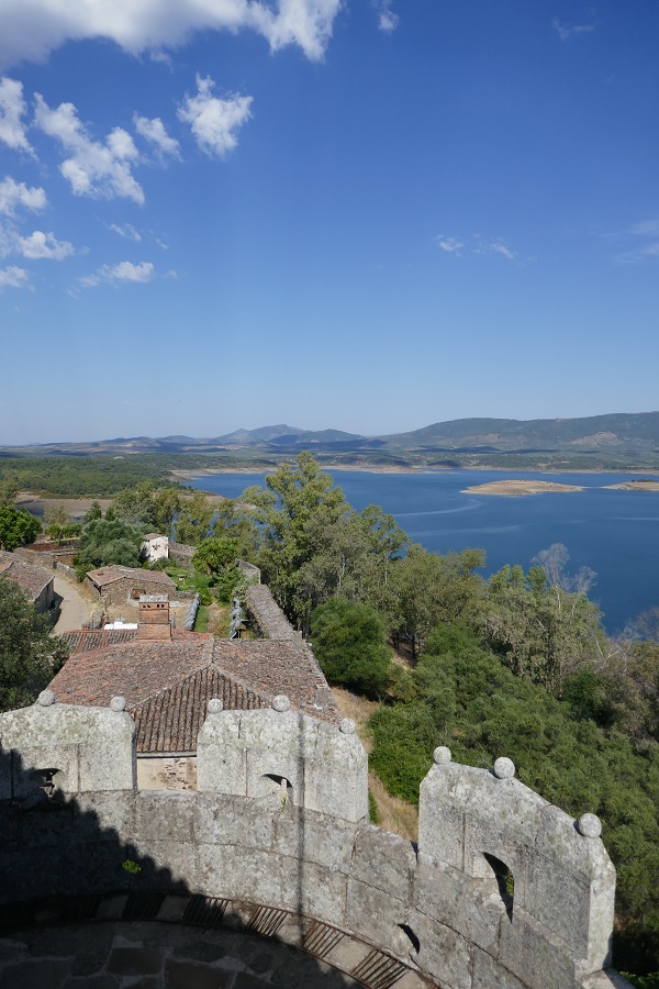 Castillo de Granadilla: view over the reservoir