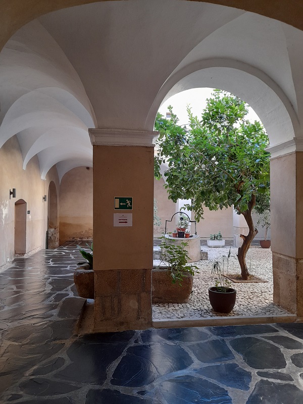 Hospedería Conventual de Alcántara: courtyard