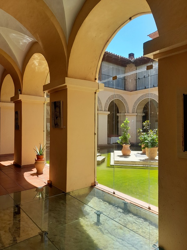 Hospedería Valle del Ambroz: porticated courtyard