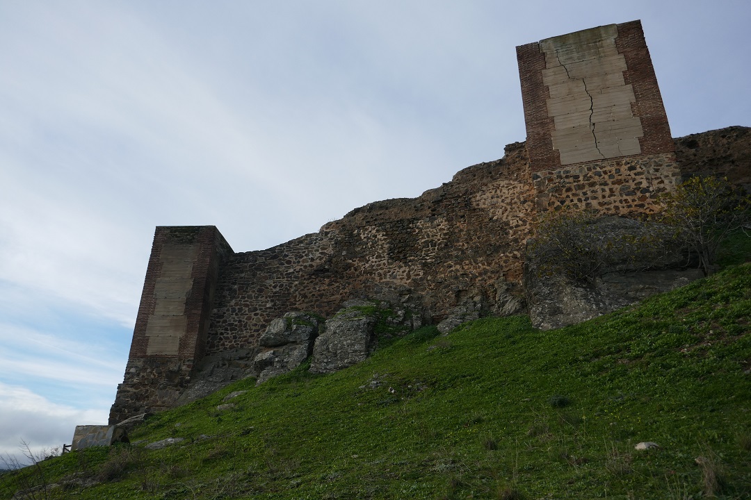 Castillo de Montemolín_outside