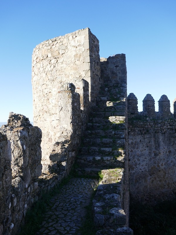 Castillo de Burguillos del Cerro: round tower