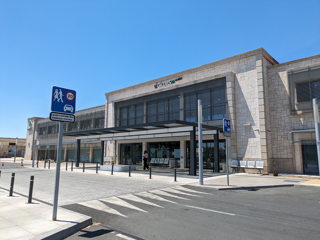 Cáceres train station_outside