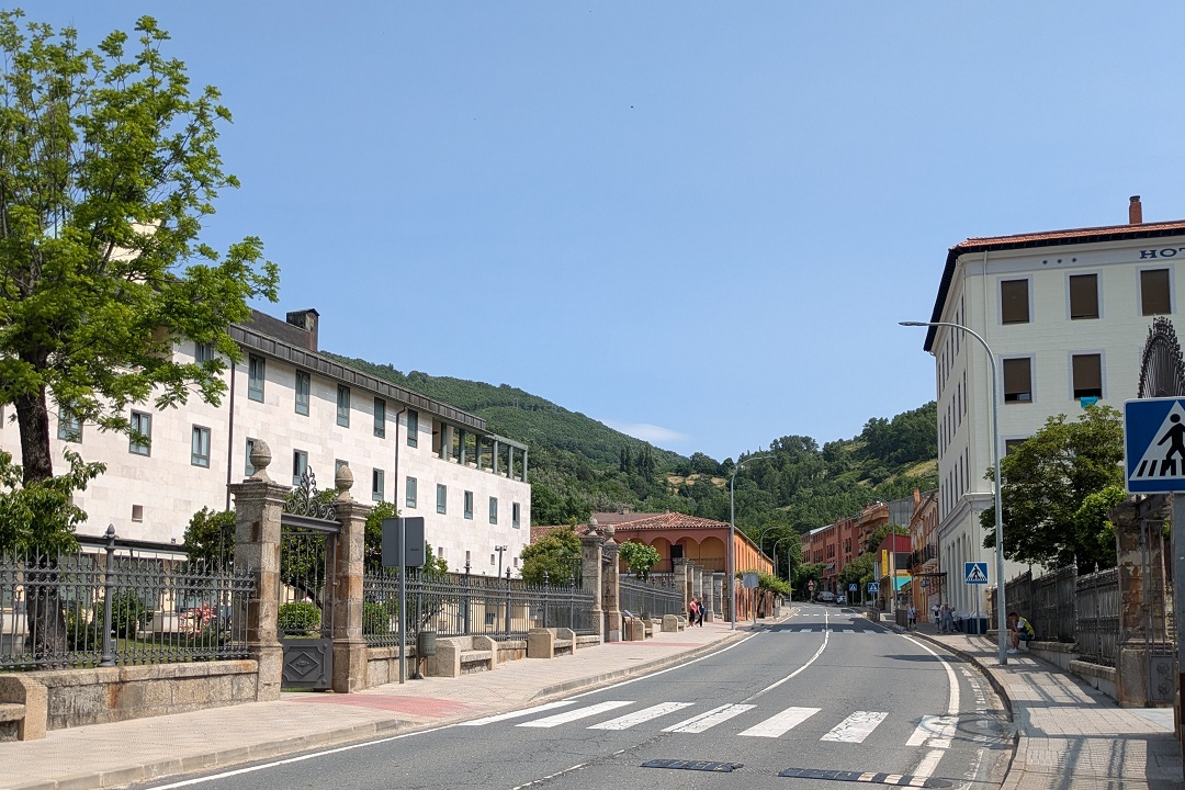 Baños de Montemayor_main street
