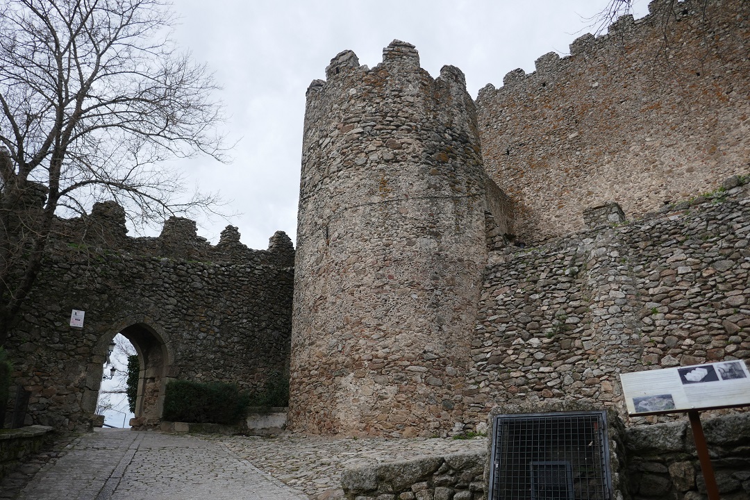 Entry to Castillo de Montánchez