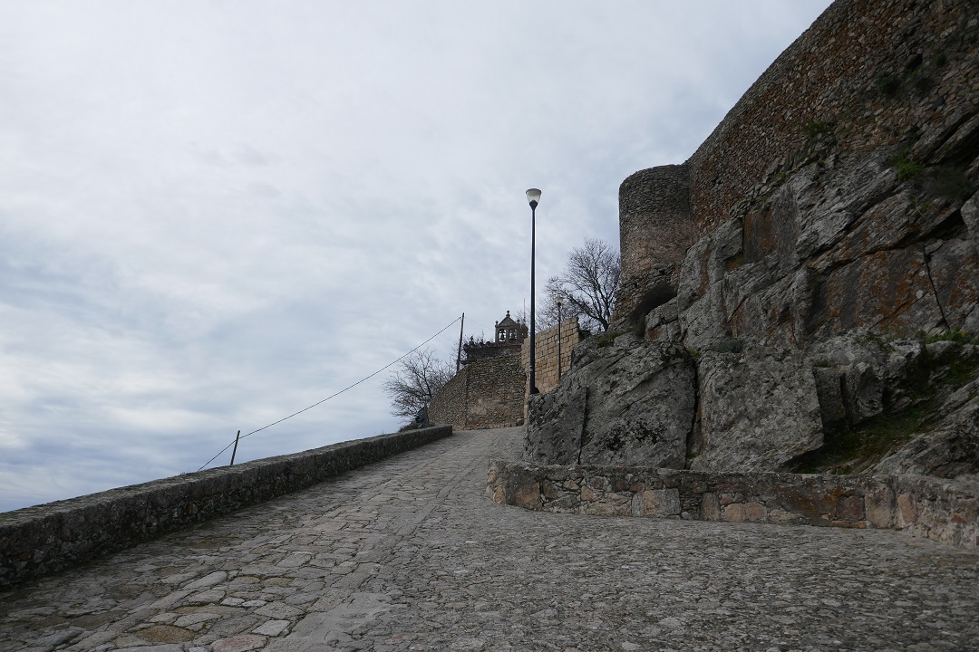 Walking up to Castillo de Montánchez