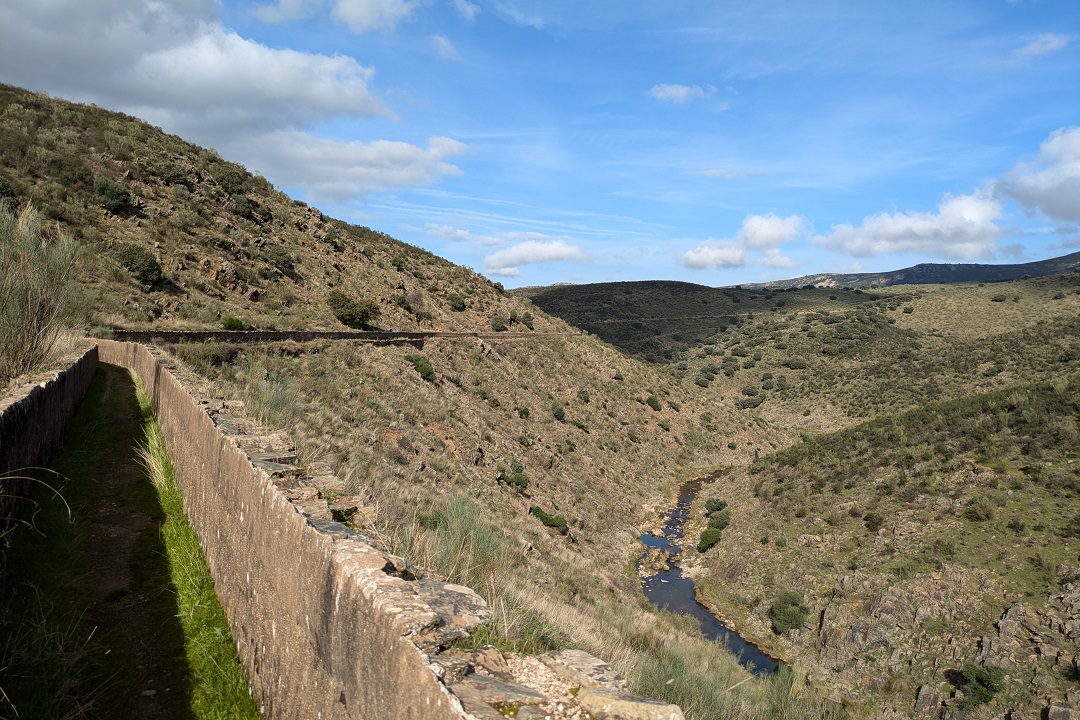 Ruta de la Herrería_aqueduct_sharp corner_1