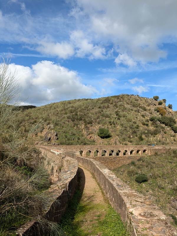 Ruta de la Herrería_aqueduct_sharp corner_2