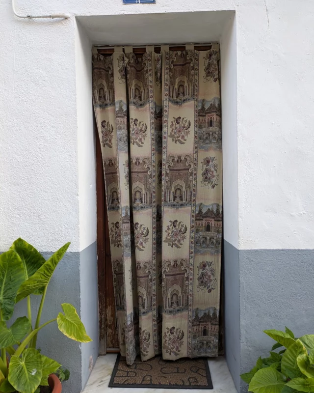 A(nother) selection of curtains from Bohonal de Ibor (Campo Arañuelo area, Cáceres province).

This village is particularly rich in terms of curtains!

VOTE for your favourite below (1/9) 👇

#travelextremadura #extremadura #cortinasdepueblo #bohonaldeibor #ruralspain #explorespain