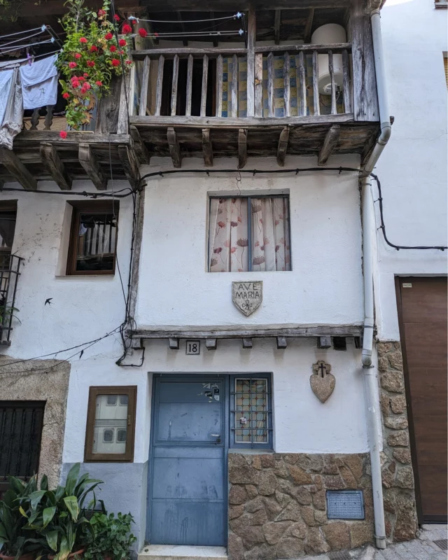 Traditional 𝘷𝘦𝘳𝘢𝘵𝘢-style architecture appreciation post.

Villanueva de La Vera is one of the best places in the area to see this type of traditional architecture.

📌Plan your trip to La Vera: https://travelextremadura.com/la-vera-travel-guide/ (website link in bio).

#travelextremadura #lavera #villanuevadelavera
